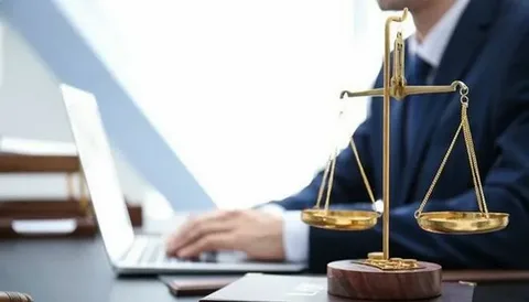 تأثير التحول الرقمي في كتب القانون على المحامين